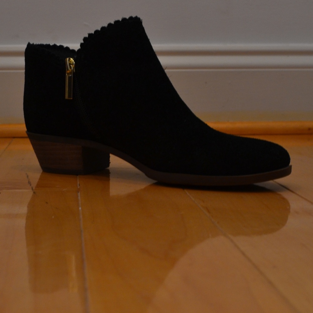 Crown & Ivy black zip ankle boots size 7.5, EUC